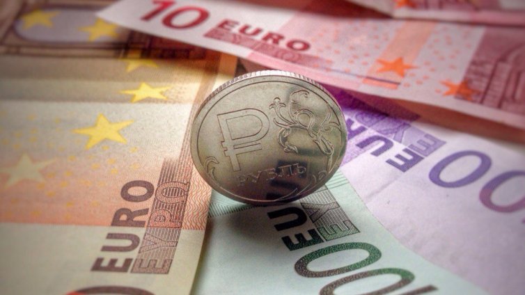 Рублата достигна двегодишен връх спрямо долара и еврото