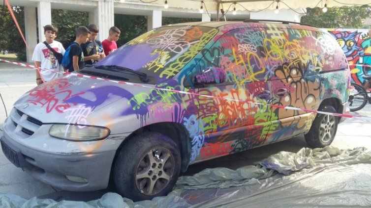 Украсиха с графити стари коли във Варна