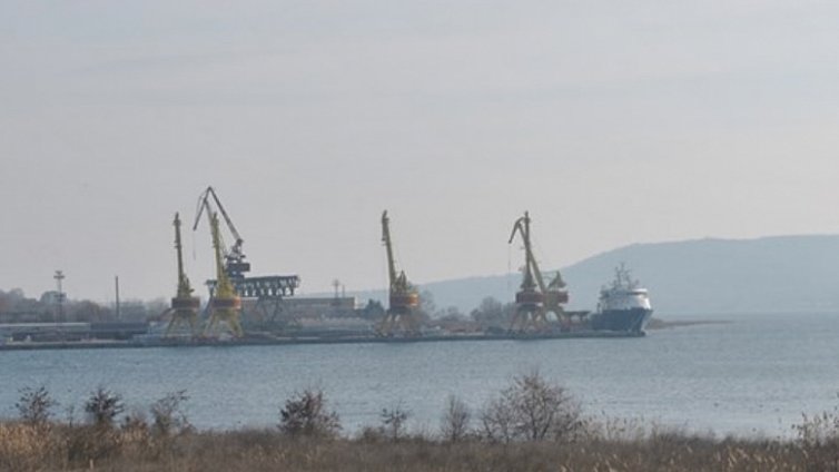 Двама моряци паднаха зад борда във Варненското езеро