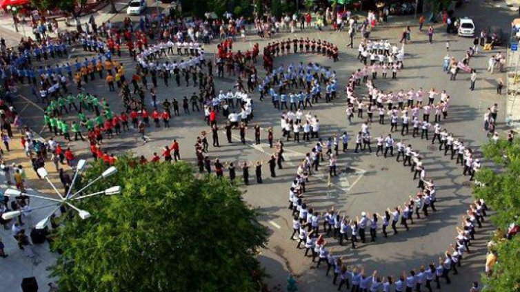 Най-дългото училищно хоро организират във Варна