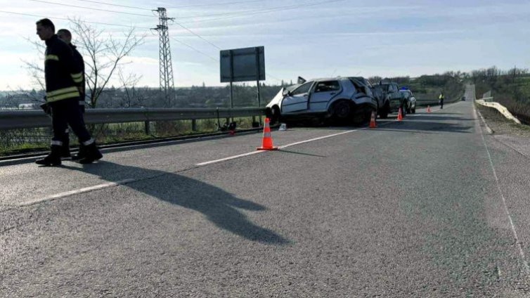 Трагедия край Шумен: 20-годишна шофьорка загина, мъж е настанен в болница след тежката катастрофа