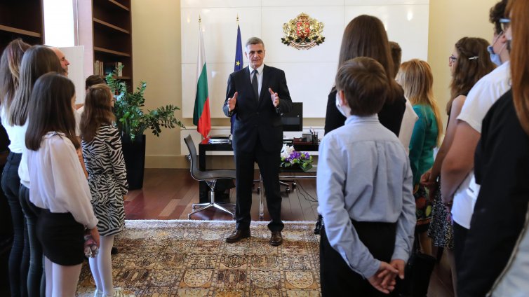 Служебният премиер се срещна с ученици