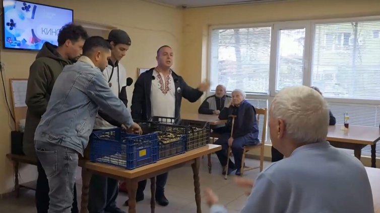 Похвално: Пчелар дари тон мед на нуждаещи се (ВИДЕО)