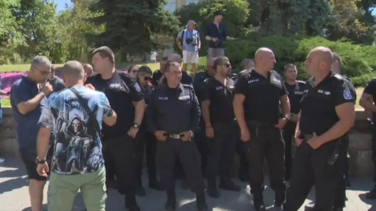 Полицаите си искат министъра: Служителите протестираха срещу политическия натиск за смяната на Калин Стоянов
