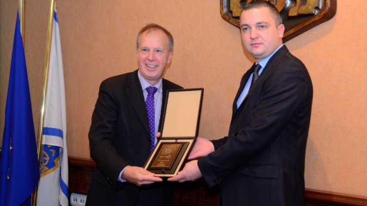 Портних връчи почетен плакет на болничен мениджър от Швейцария