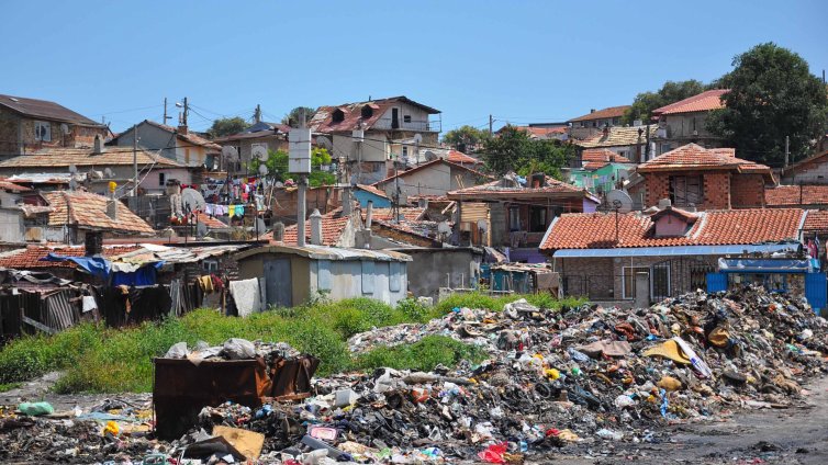 Роми сами събарят копторите си в “Максуда”