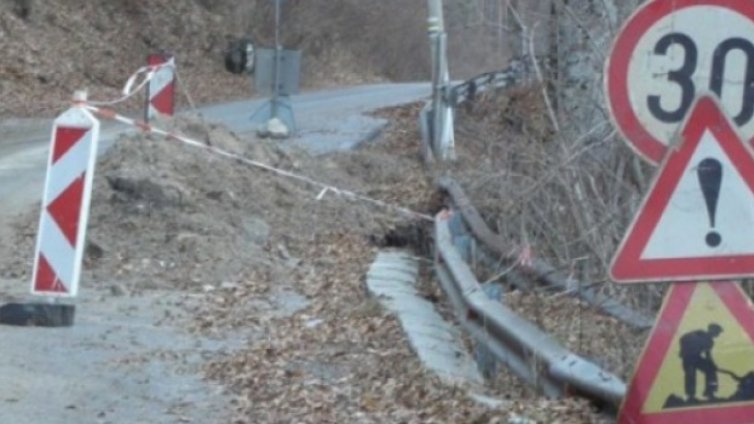 Пропадна пътят край Рилския манастир
