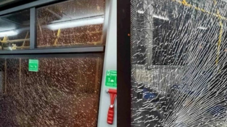 Задържаха непълнолетни, стреляли по градски автобус