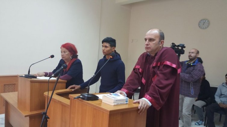 Съдът остави в ареста ученика, ударил с кол учител в Садово