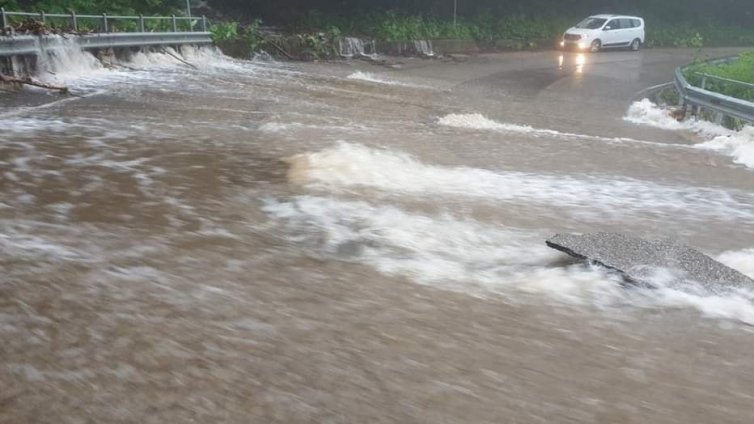 Паднали камъни затвориха прохода "Петрохан"
