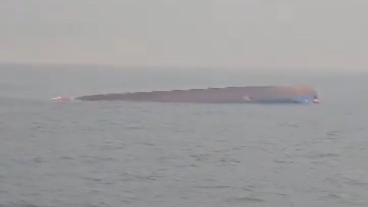 Български моряци спасиха деветима души от потъващия кораб край Констанца