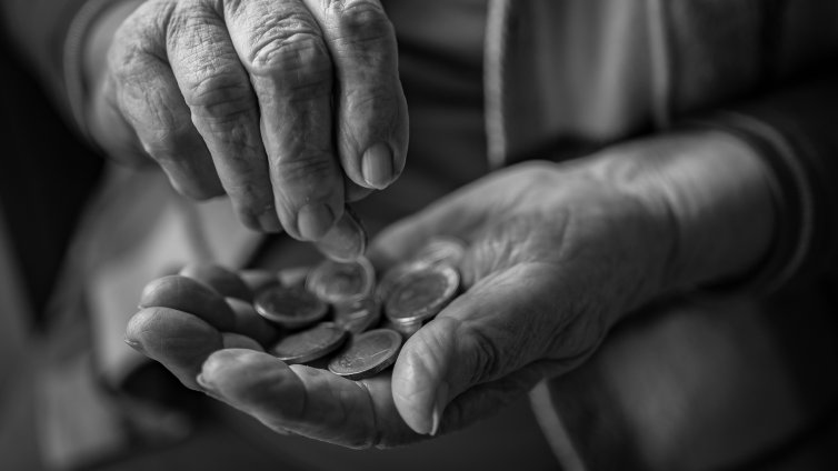 От днес преизчисляват пенсиите на 355 000 работещи пенсионери