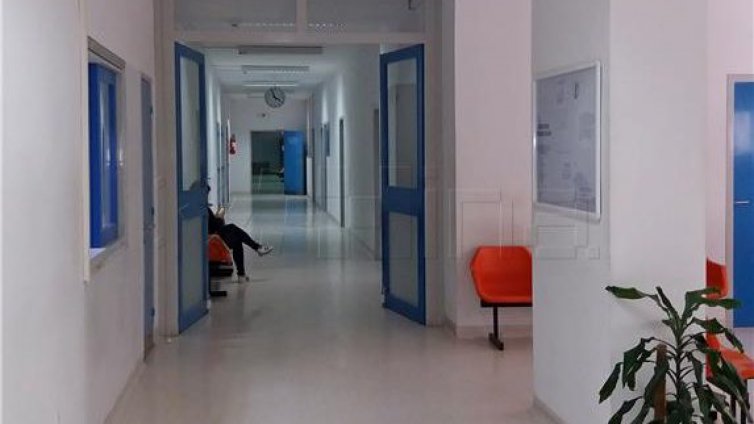 Бащата на падналото бебе: Не е било в критично състояние