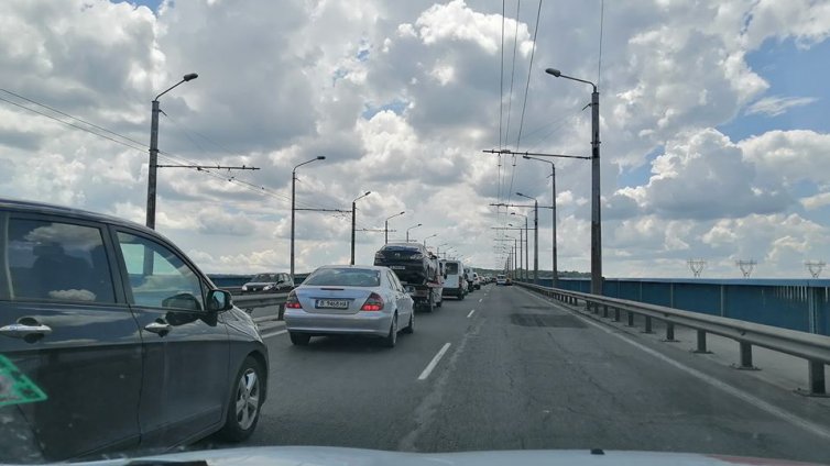 Огромно задръстване на Аспаруховия мост (СНИМКИ)