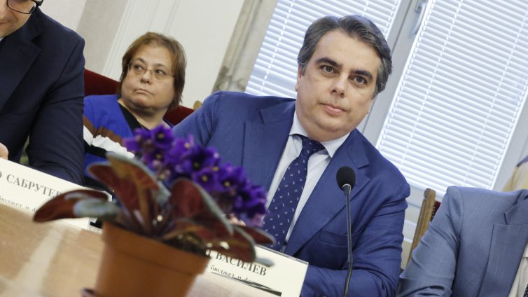 Асен Василев за Спецов: Това е някаква доста лоша шега на правителството