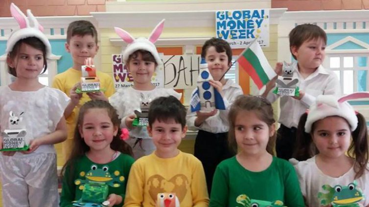 Деца от Варна правиха спестовни касички в световната седмица на парите