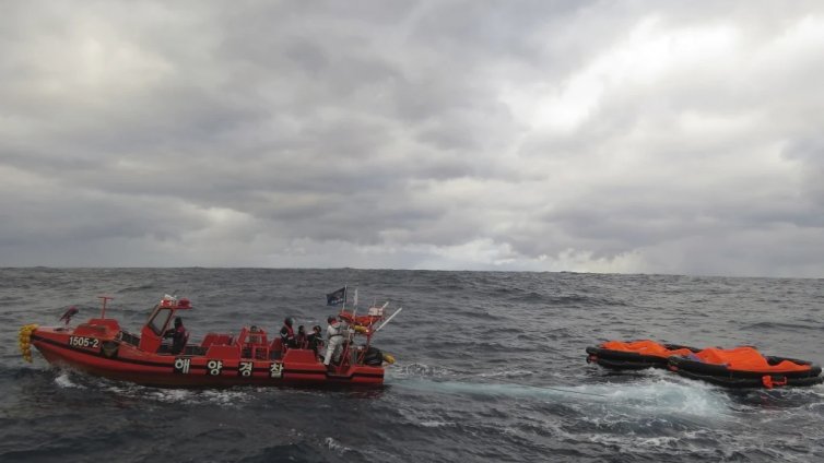 Издирват 17 моряци след потъване на кораб в Източнокитайско море