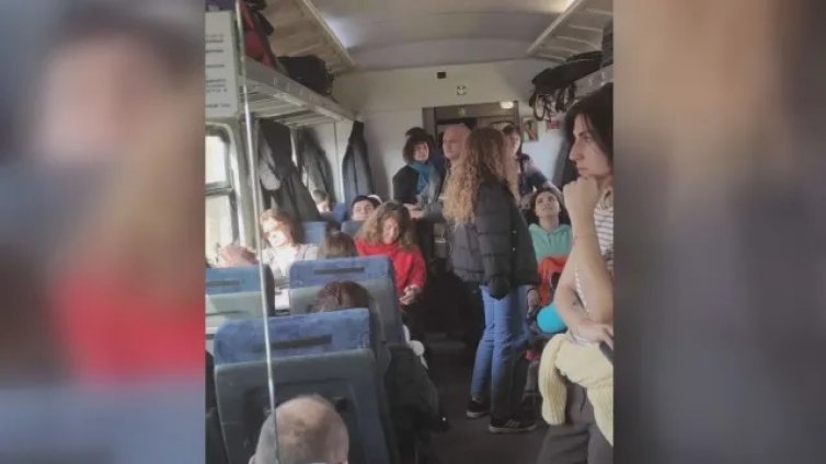 В бързия влак Варна - София пътуват прави
