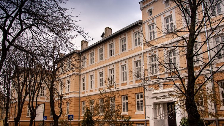 Млади творци от НУИ „Добри Христов“ показват годишна изложба