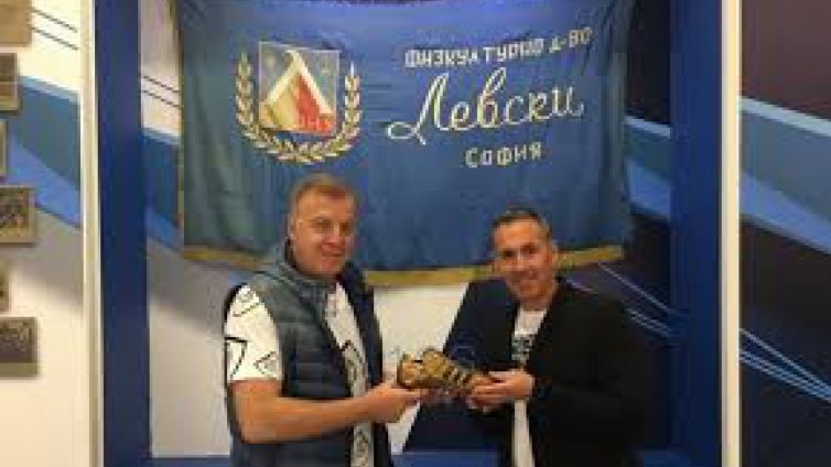 И Наско Сираков иска акциите на Левски