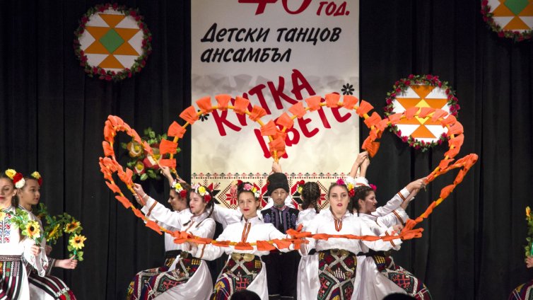 Стотици аплодираха ансамбъл Китка цвете за юбилея (СНИМКИ и ВИДЕО)