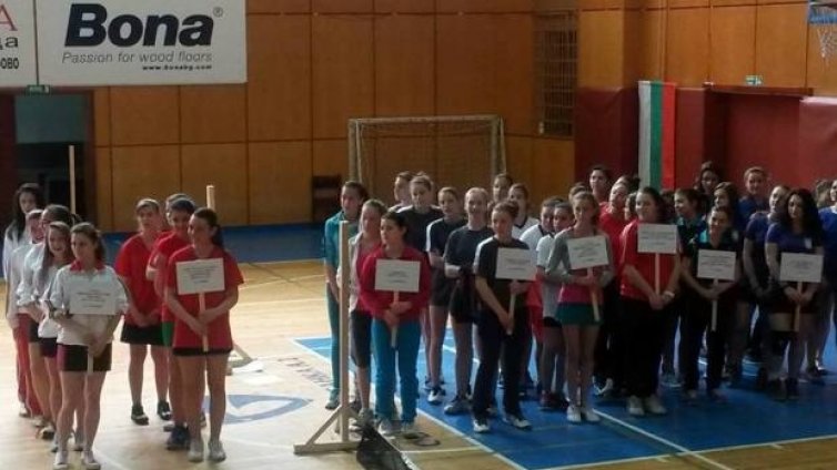 Варненци играят за ученически титли по бадминтон