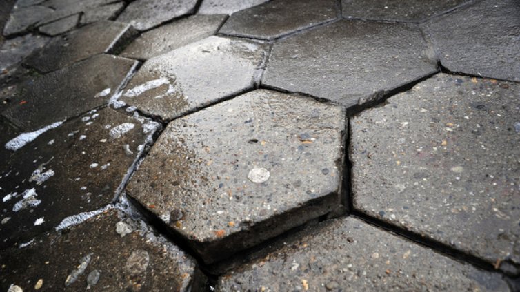 Счупена тротоарна плочка довела до смъртта на жена в Пазарджик
