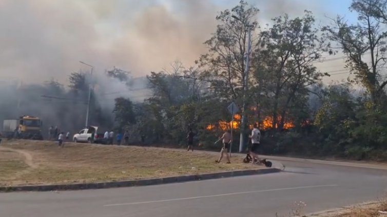 И военни се включиха в гасенето на пожарите във Варна