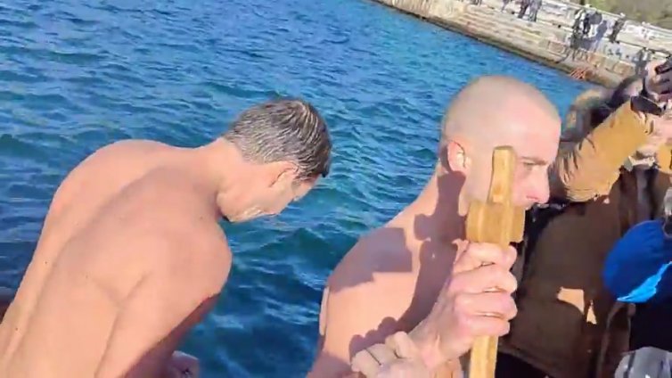 31-годишен моряк извади кръста от морето във Варна (Видео)
