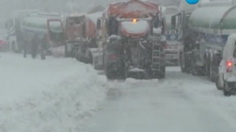 Високопроходима военна техника помага на хората в Смолянско