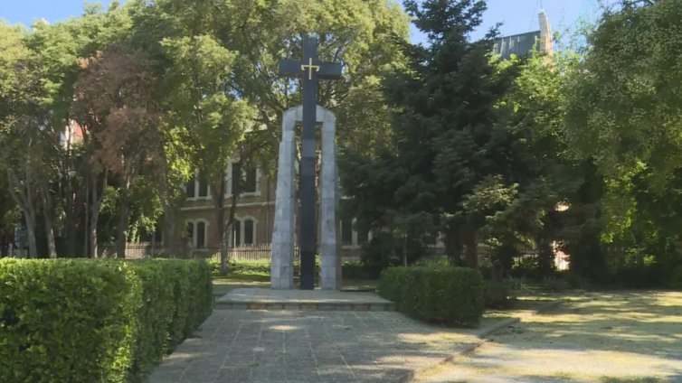 Почистиха осквернения Паметник на жертвите на комунизма във Варна