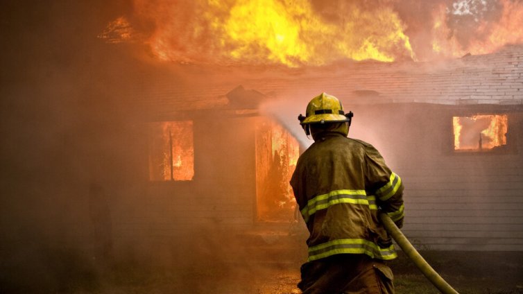 Мъж и жена пострадаха при пожар в селска къща