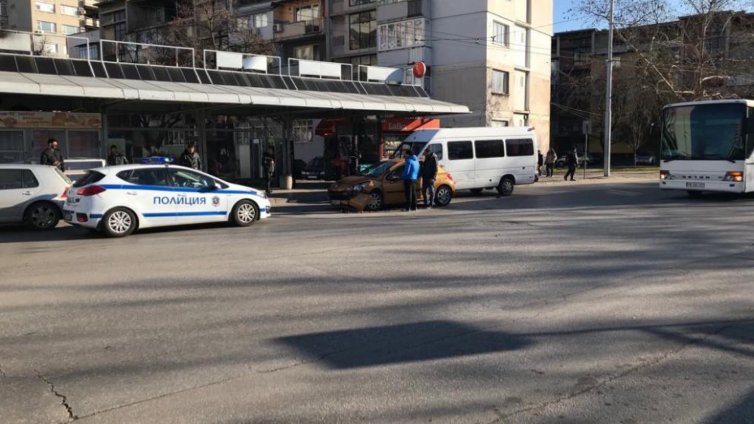 Шофьорка удари три коли в Пловдив, бременна жена е в болница