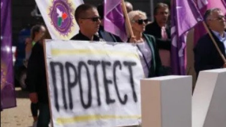 Служители на Регионалната библиотека във Варна протестират за 10% повече пари