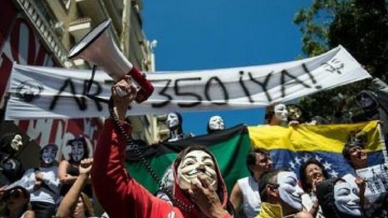 Венецуела повишава минималната надница на фона на протести