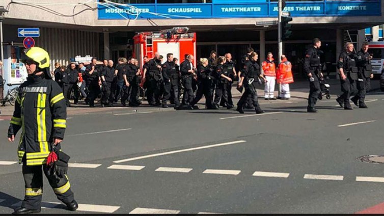 Кола налетя на хора в Мюнстер, има загинали