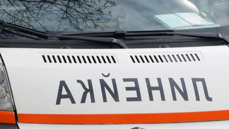 Клошар почина на спирка пред болницата
