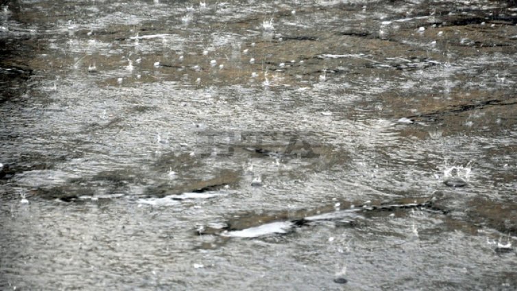 Жена почина при пороите в Габровско, търсят сина й