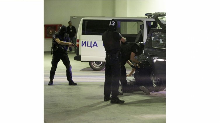 Полицията закопча двама телефонни измамници