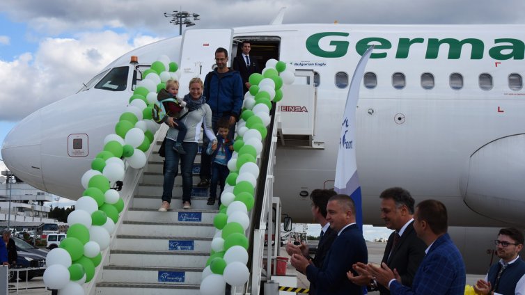 Дженифър Зибенхар от Германия е двумилонният пътник на летище Варна