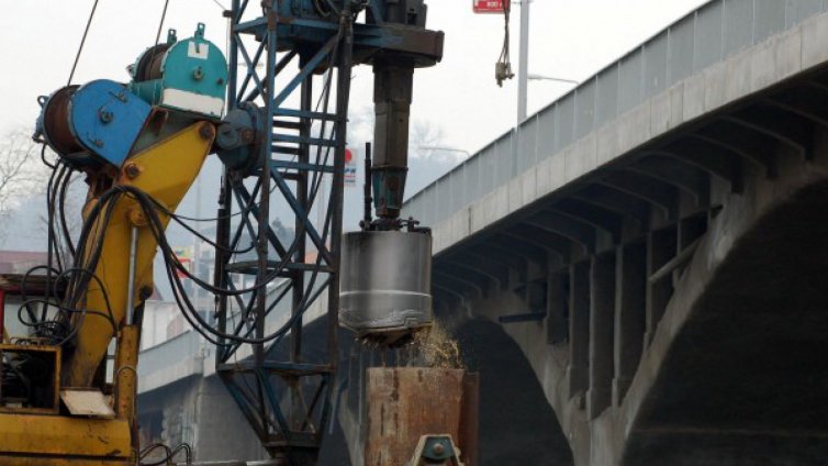 Багер падна от платформа на магистрала "Струма"