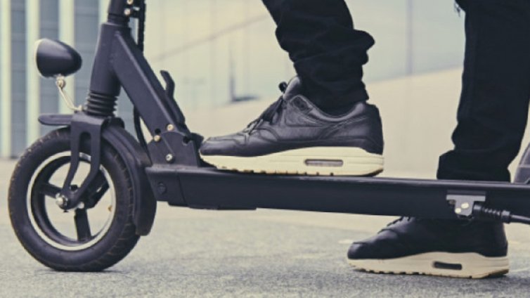 Младеж "бере душа" след падане от тротинетка