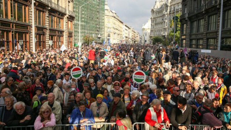 "Робски закон" изкара хиляди на протест в Будапеща 