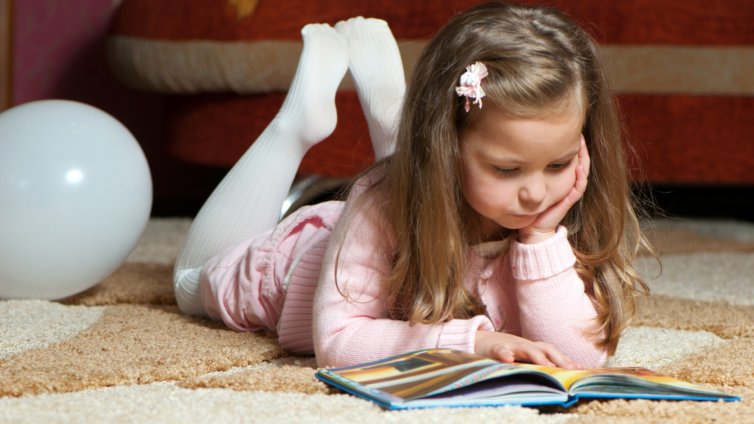Децата, които растат в дом с много книги, печелят повече
