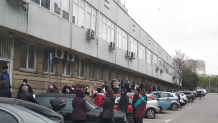 3 часа висене за едната ваксина във Варна. Къде им е организацията?