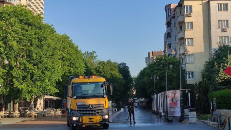 Чистят варненското ларго