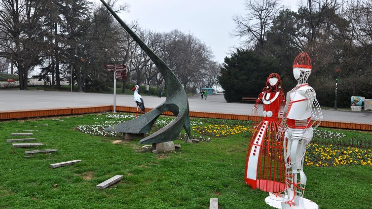 Морската градина посреща варненци в червено и бяло (СНИМКИ)