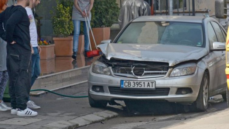 "Мерцедес" пламна в движение, шофьорът се спаси
