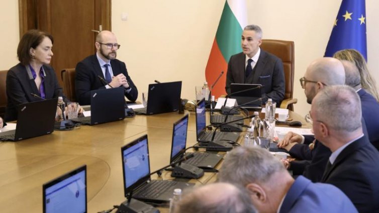 Кабинетът дава 25 млн. евро за подкрепа на физически лица заради поскъпването на горивата
