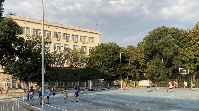 Спортен клуб превзе училищно игрище във Варна, гони децата от терена